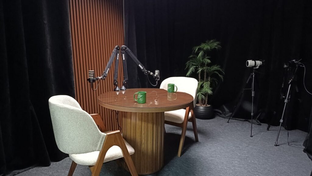 Studio Oudaya : table ronde, deux micros RØDE PodMic et deux caméras Sony, plateau podcast du Rabat Studio Podcast à Témara