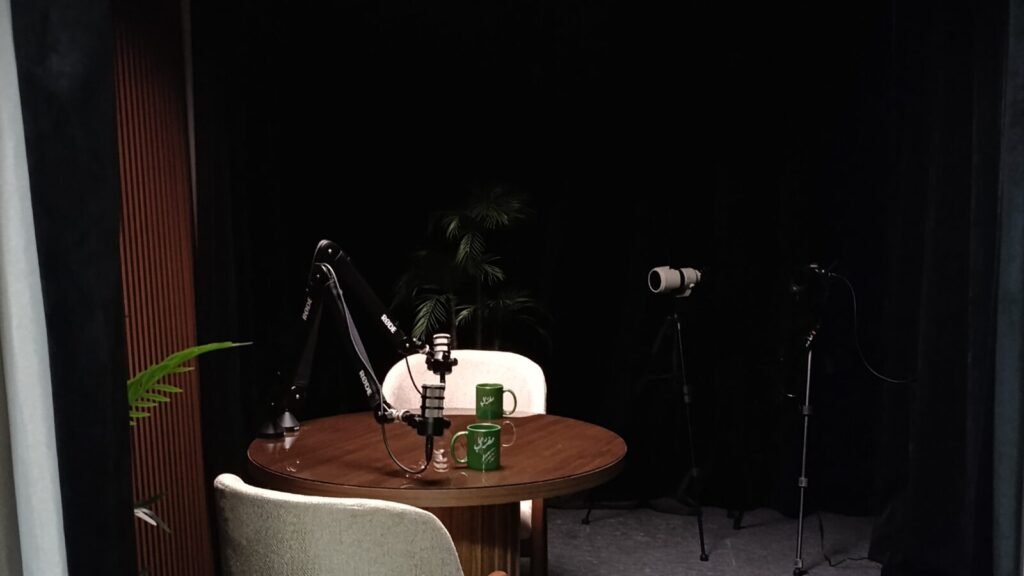 Vue du Studio Oudaya depuis l'entrée : softbox, table ronde, micros RØDE et deux caméras sur trépied, Rabat Studio Podcast